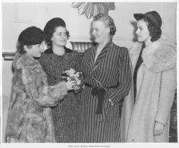 Dorothy Thompson with College Students