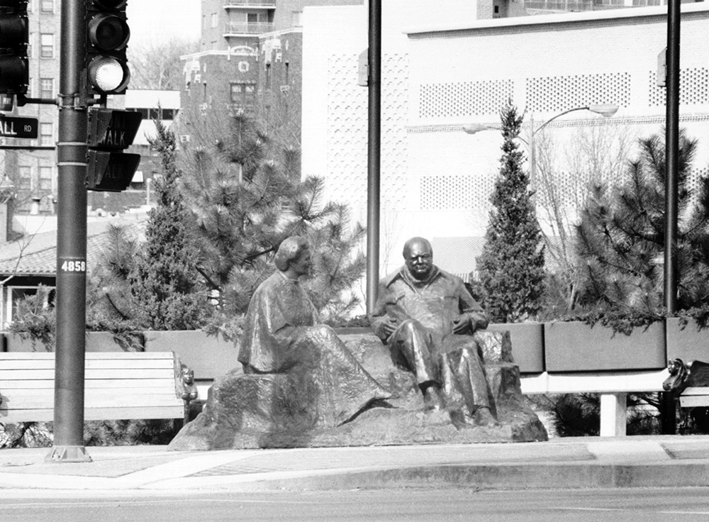 statue of Winston and Clementine Churchill