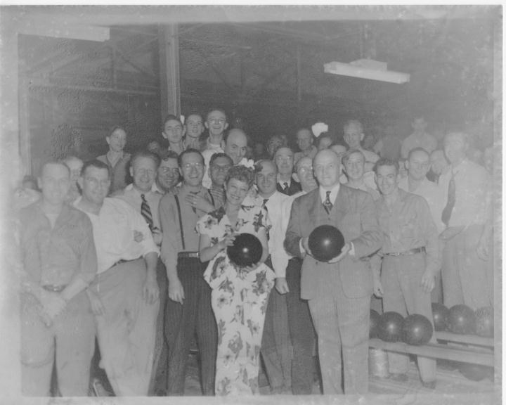 Bowlers with Kansas City-raised burlesque dancer Sally Rand, ca. 1930s. From the South Central Business Association Records (P14), Missouri Valley Special Collections, Kansas City Public Library.