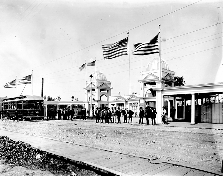 Heim Line streetcar (far left) at the entrance to Electric Park.