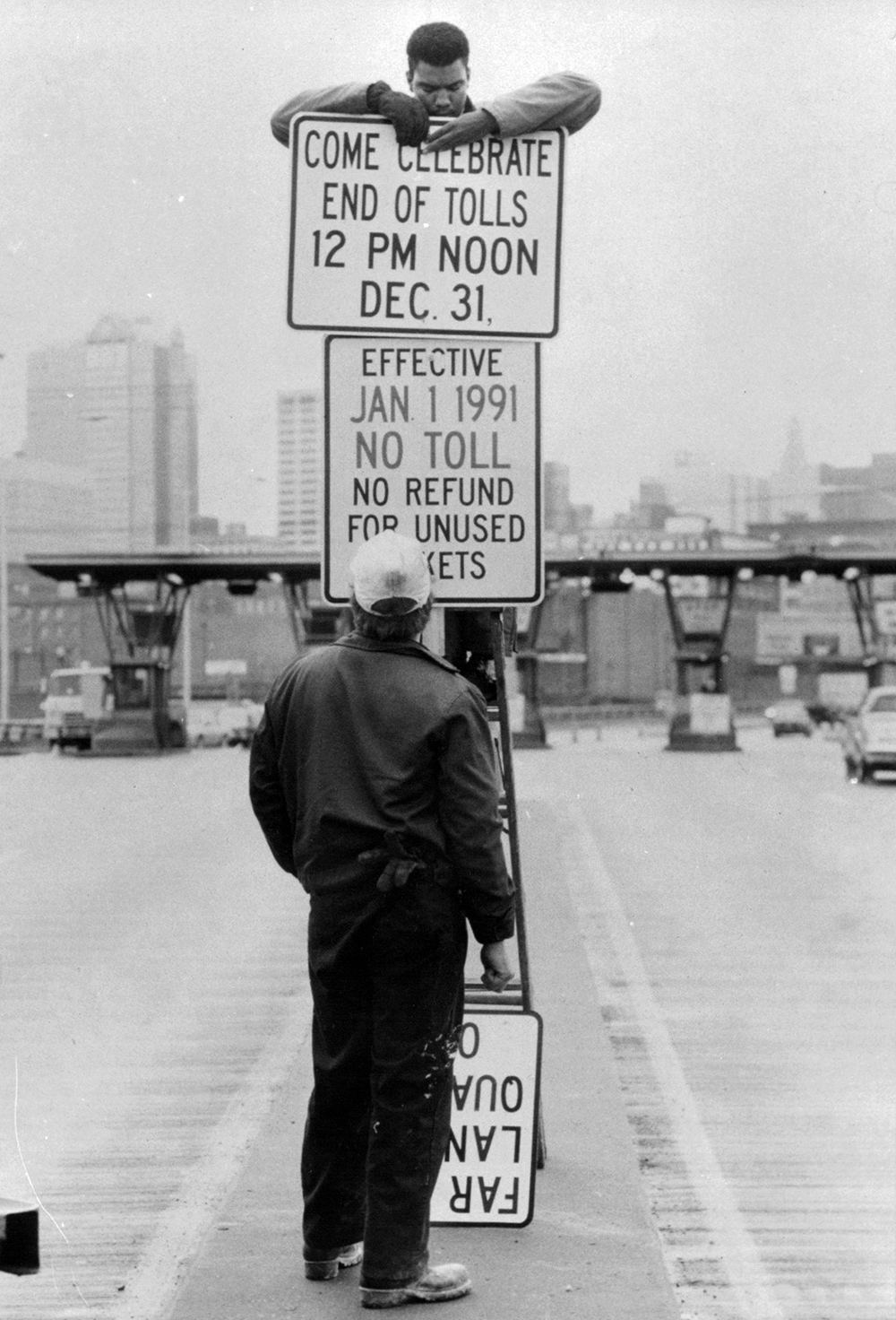 The city installed signs announcing the end of tolls on the Broadway Bridge effective Jan. 1, 1991. THE KANSAS CITY STAR