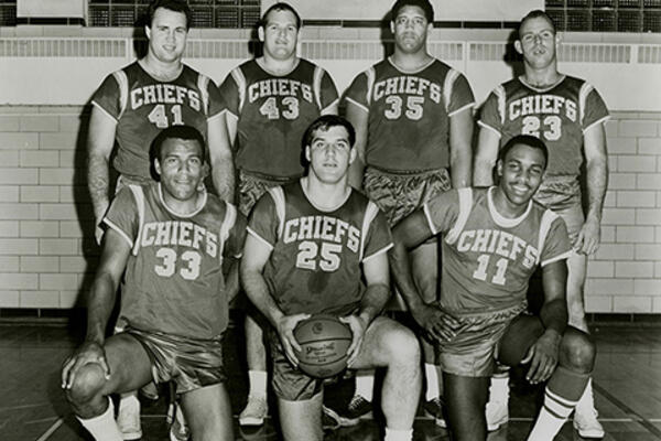 Group photo of a basketball team