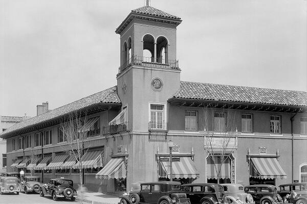 Wolferman's Grocery Store located in the Country Club Plaza